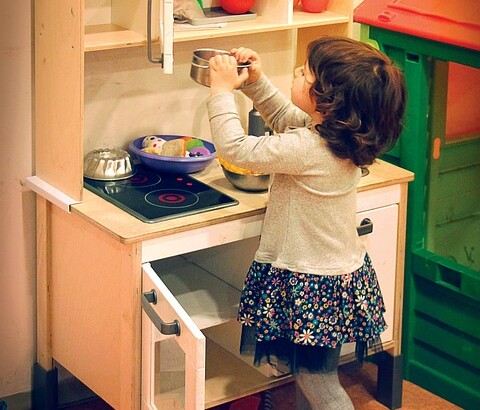 Kaip išsirinkti žaislinę virtuvėlę vaikui